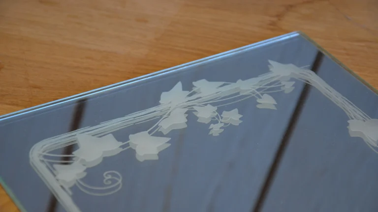 Gravure de fleurs sur miroir de l'atelier Celtic Gravure