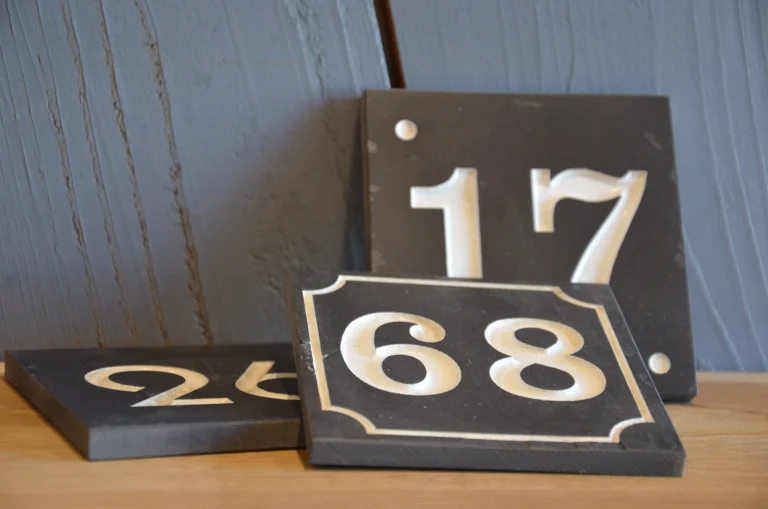 Numéro de porte en ardoise, fabriqué et gravé par Celtic Gravure
