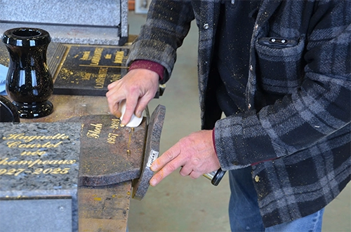 Redorure de Celtic Gravure, entreprise de gravure sur pierre dans le Finistère